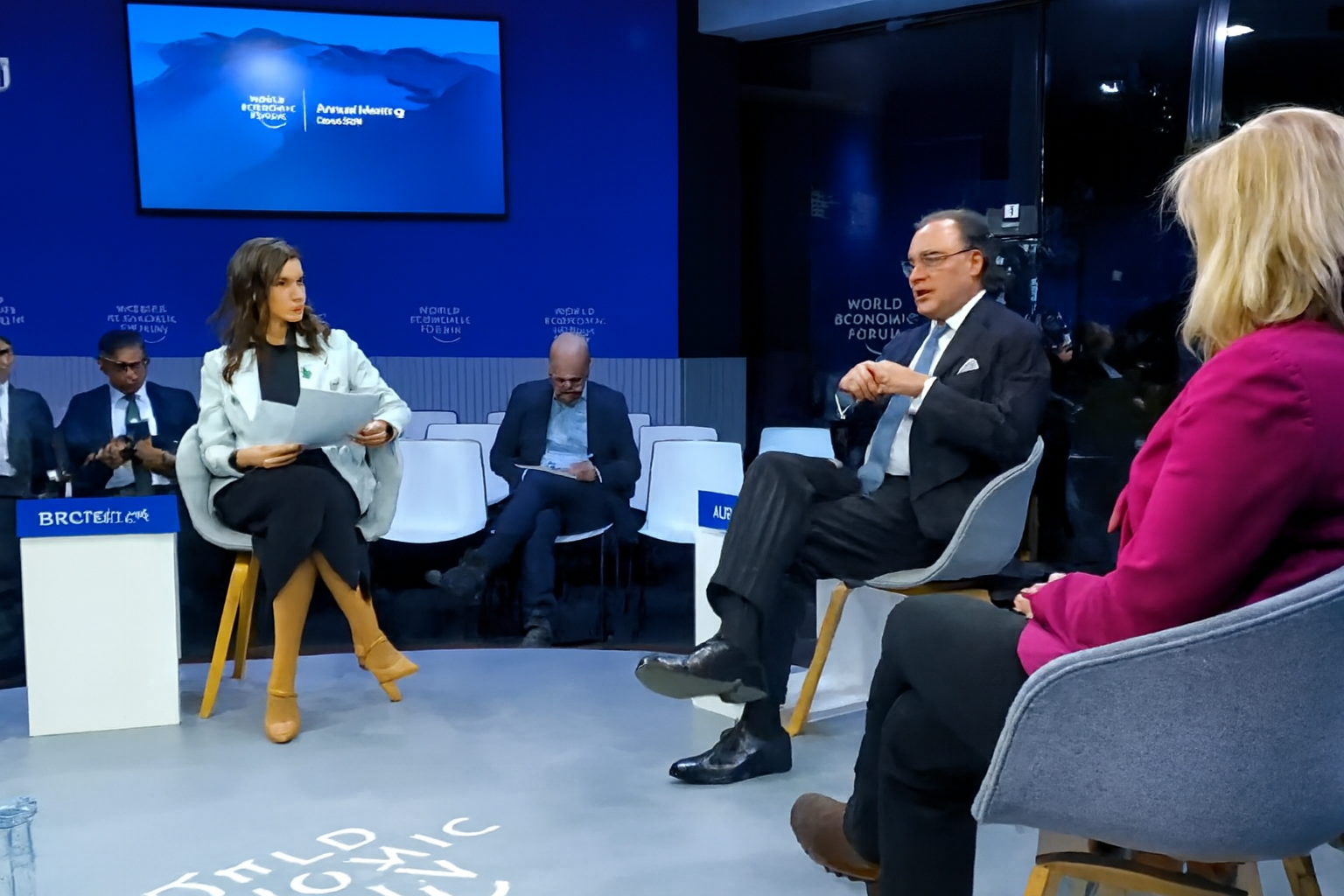 في دافوس…باكستان ترسم طريـق النمـو: إدارة ذكية للديون واقتصاد يتعافـى بثبات